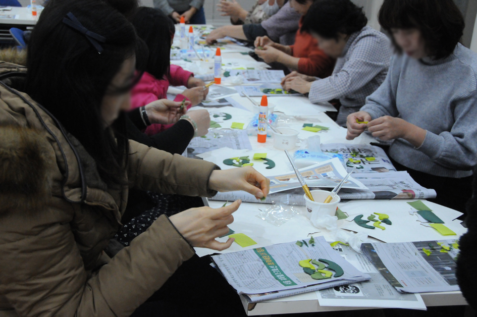 伝統韓紙を利用し額入り仮面作りをしている参加者たち